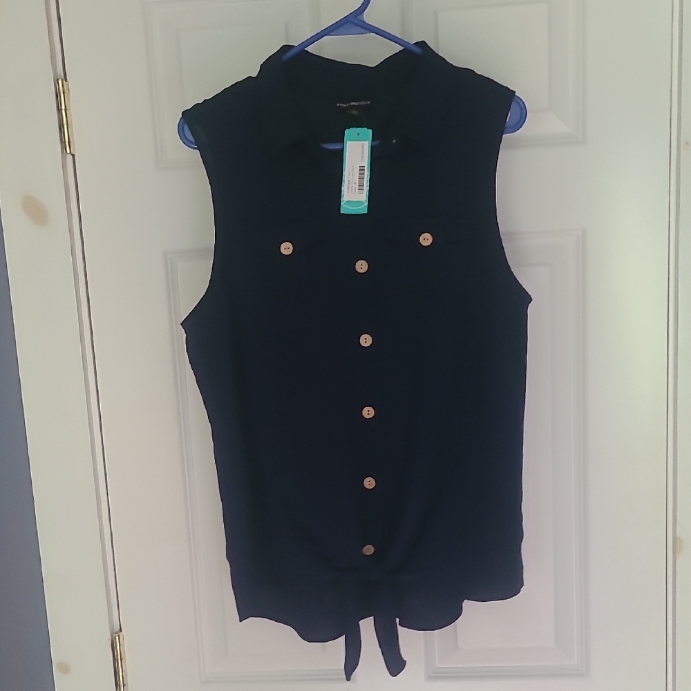 Chic Black Sleeveless Button-Down Shirt